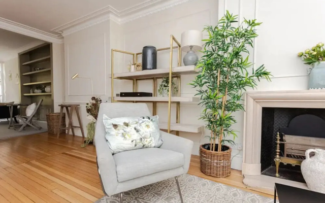 Beautiful 5 Bedroom Home With Garden in South Kensington