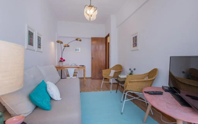 Light Filled Apartment + Free Pick-Up, By TimeCooler