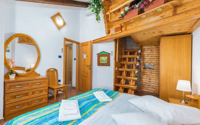 Apartment in Cres With Sea View and Old Town