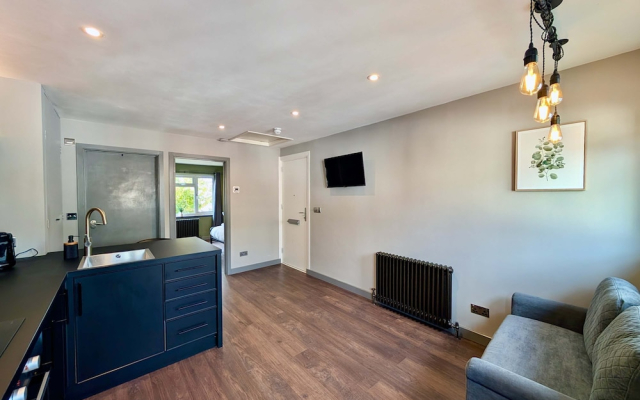 Charming Flat With Free Parking in Prime Location