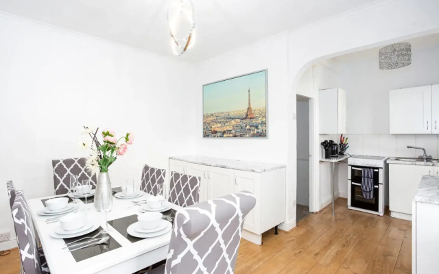 The Woodgrange - 4-Bedroom Apartment