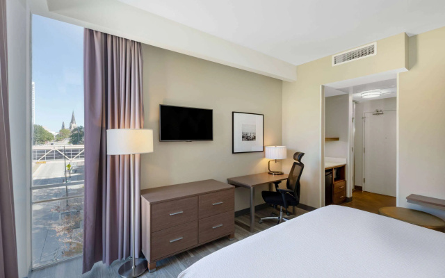 La Quinta Inn & Suites by Wyndham Tulsa Downtown/Route 66