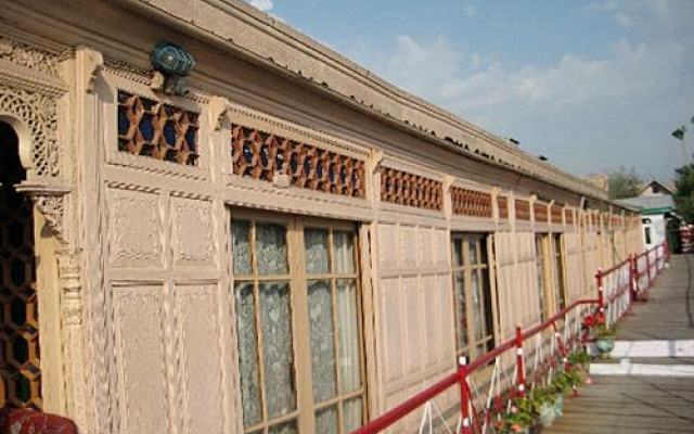 Royal dandoo Houseboat