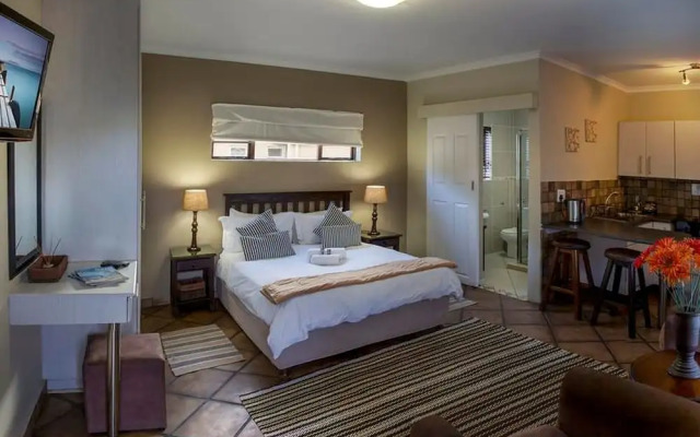 Room-guest Lodge, Double bed and Sofa be