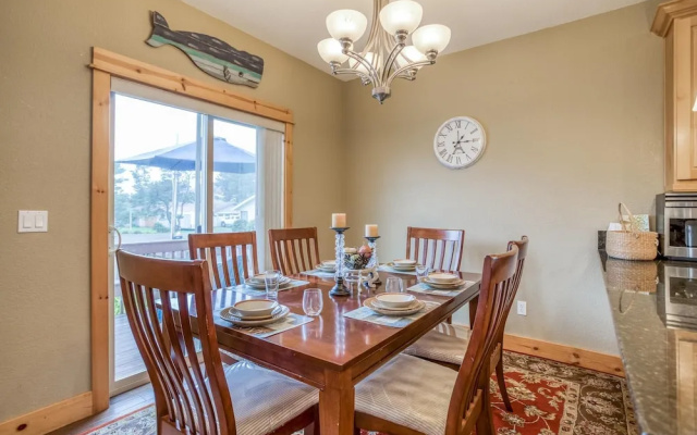 Gorgeous Kitchen and Fenced Backyard - Stunning Coastal Haven