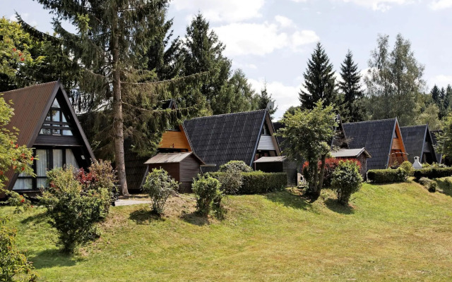 Detached Chalet with Terrace near Swimming Lake