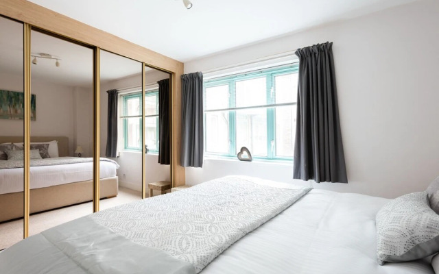 Platinum Apartment in West London 9955