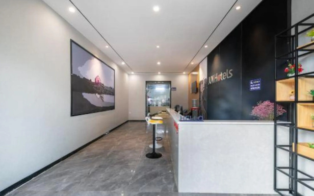 Courtyard by Marriott (Hainan College of Commerce and Industry Provincial Museum Store)