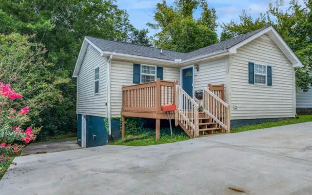 Serene Downtown Clarksville Villa