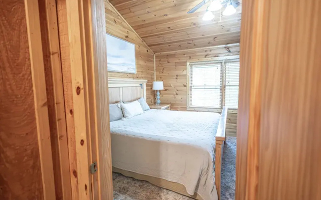 Majestic Springs Lodge 3 Bedroom Cabin by RedAwning