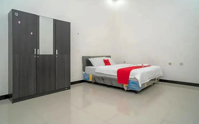 RedDoorz Syariah Near Syamsudin Noor Airport 4