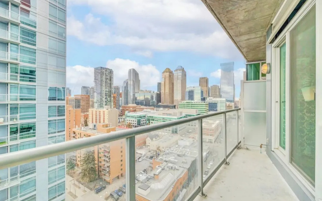 Stylish 2BR Condo Near Stampede Urban Retreat