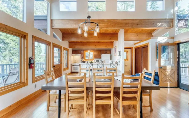 Lake + Beach Access, Pool, Tennis Walk to Chambers Tahoe Timber by Avantstay