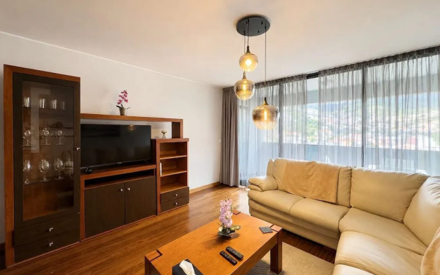 Hillside Elegance Apartment