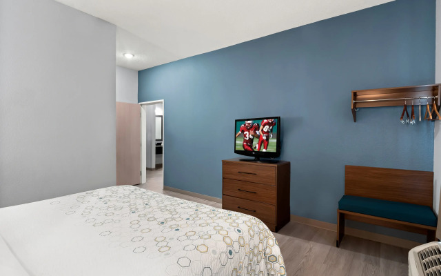 HomeTowne Studios by Red Roof East Lansing - Okemos