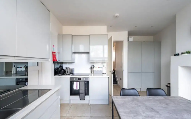 Stunning London Home - Newly Furnished Mhb352