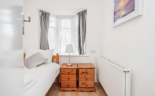 Lovely 4-bedroom House Near Romford Station