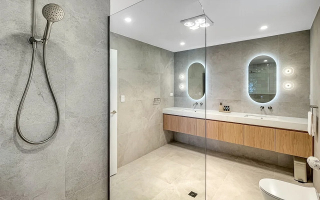 2 Bedroom Townhouse With Water Views