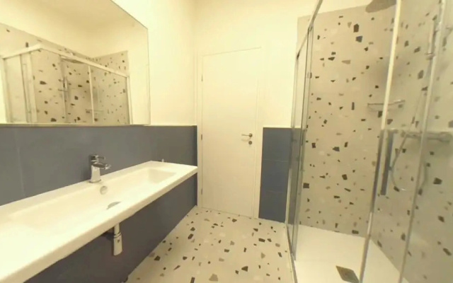 Comfortable Central Stay With Terrace