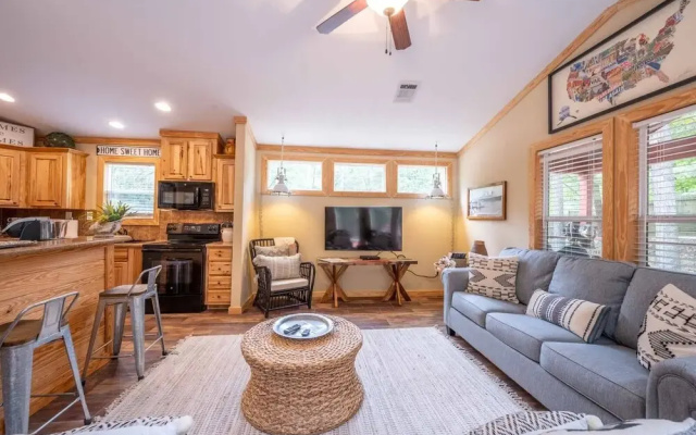 Fish Tales Stunning Cabin Includes Wifi, Hot Tub, and BBQ by Redawning