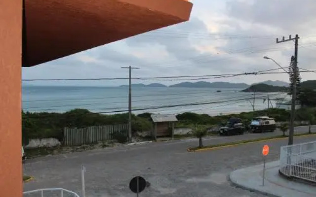 Praia de Quatro Ilhas a 50 metros do mar