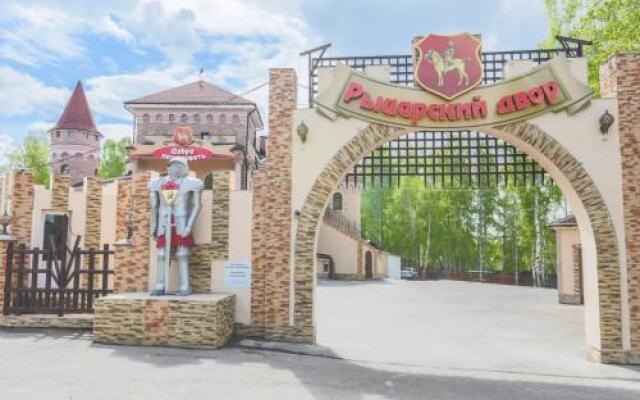 Гостиница Ritsarskiy Dvor Hotel в Иркутске отзывы, цены и фото номеров - забронировать гостиницу Ritsarskiy Dvor Hotel онлайн Иркутск вид на фасад