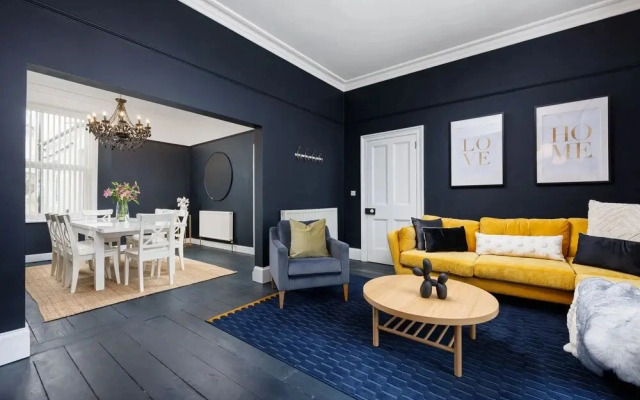 Luxurious 4 Bed House - Sleeps 8