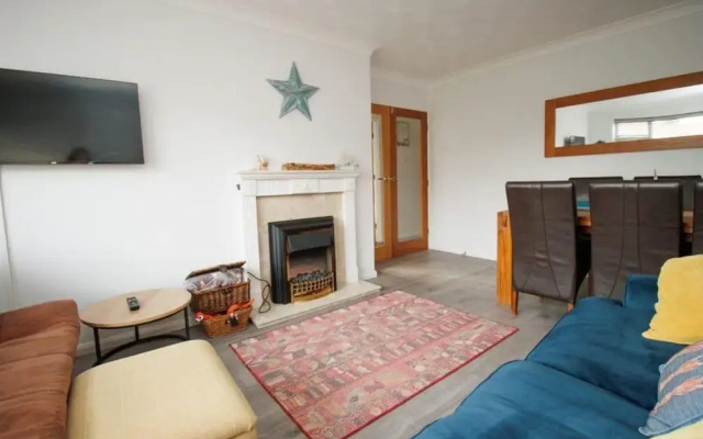 2 Bed Bungalow - Sleeps 4 - Pets - Parking - Wifi