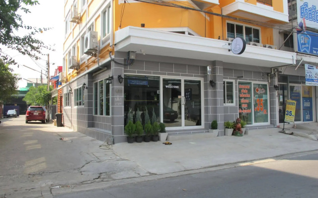 Hoppers Place Donmuang Hostel Бангкок вид на фасад