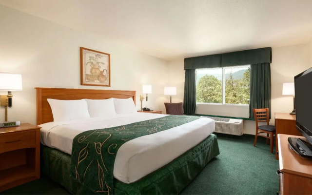 Travelodge by Wyndham Dunsmuir