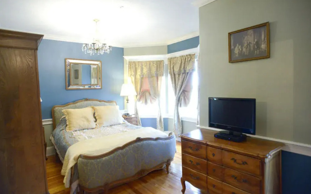Naomi's Inn Bed & Breakfast