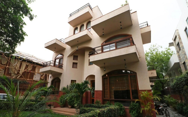 FabHotel Pearl Villas Sector 31