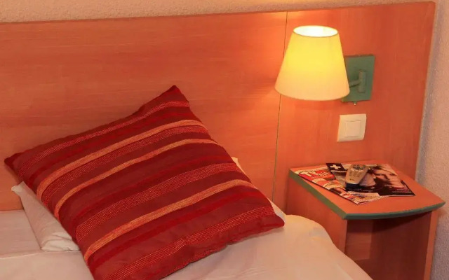 Отель Logis Hôtel Uzès Pont du Gard