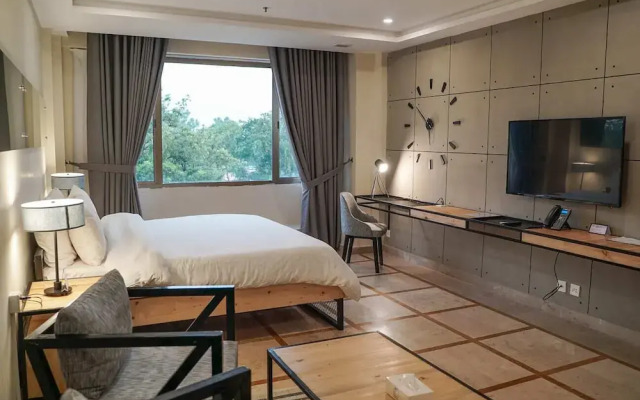 Roomy Signature Hotel