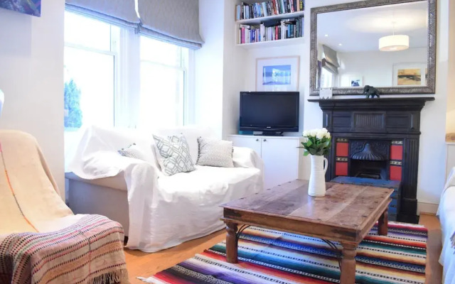 2 Bedroom Apartment With Garden in Shepherds Bush