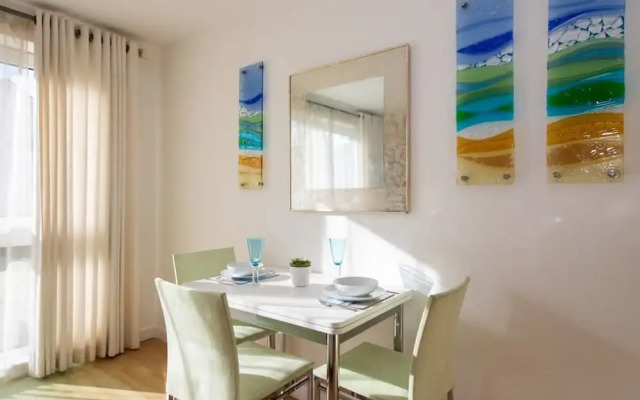 Sunny Modern Nr Beach Village w Parking