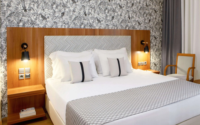 Отель Zeus Essence Ramada by Wyndham Athens