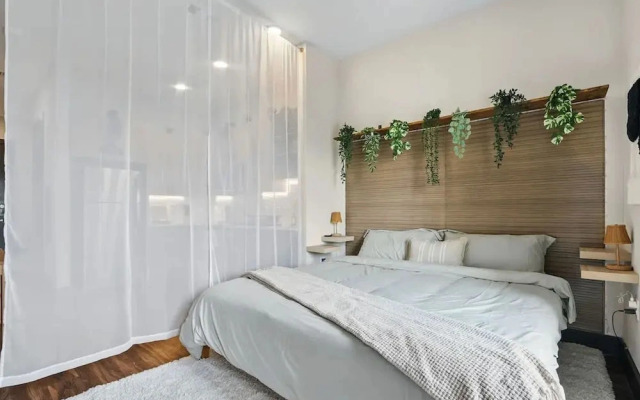 12min DT 6min Domain Studio-pool Free Parking