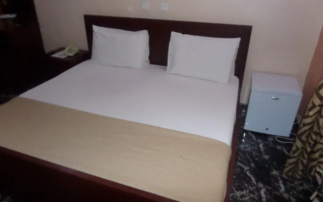 Almond View Hotel and Suites
