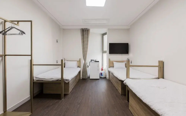 Shining Glory House - Hostel