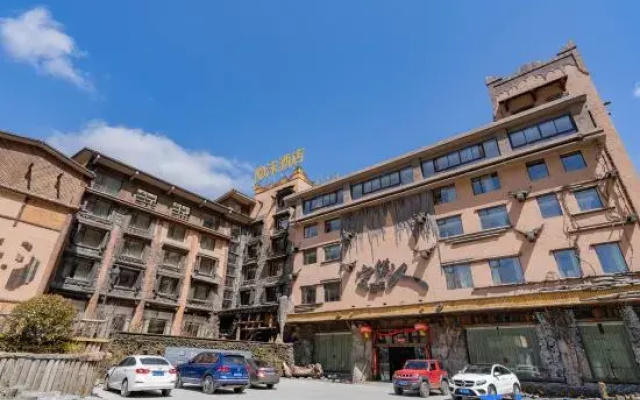 Immersing Hotel (Wenchuan Wolong Shoumoren)