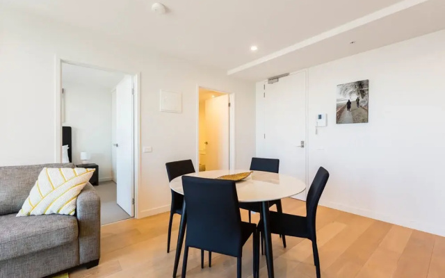 Tori, 1BDR Southbank Apartment