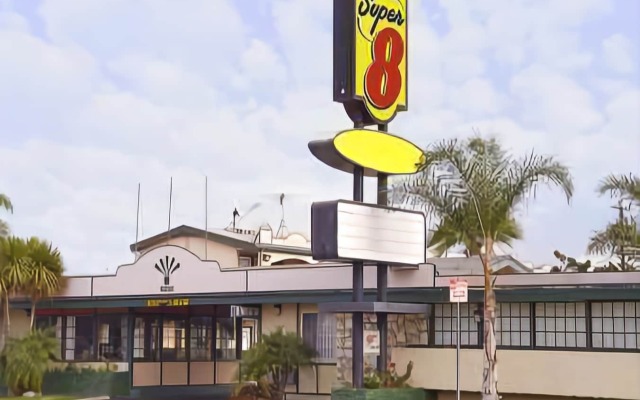 Отель Super 8 by Wyndham Los Angeles США, Лос-Анджелес - отзывы, цены и фото номеров - забронировать отель Super 8 by Wyndham Los Angeles онлайн вид на фасад