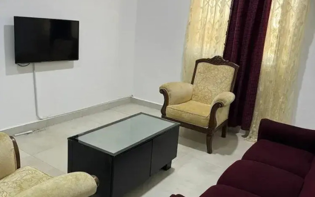 5 Bed House - Sleeps 8 - Wifi - Parking