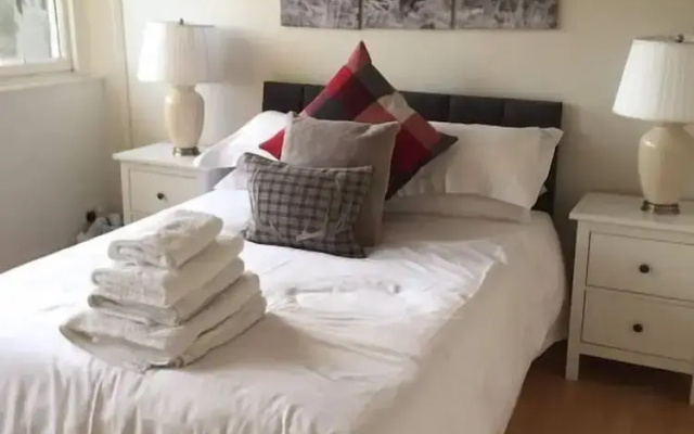 Tay Pearls - River Chambers Apartment
