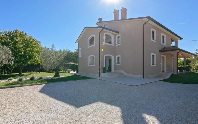Splendid Villa in Vižinada with Jacuzzi