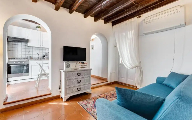 White Coronari Apartment