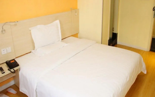7Days Inn Wuhan Guanggu Walking Street Baoli Garden Branch