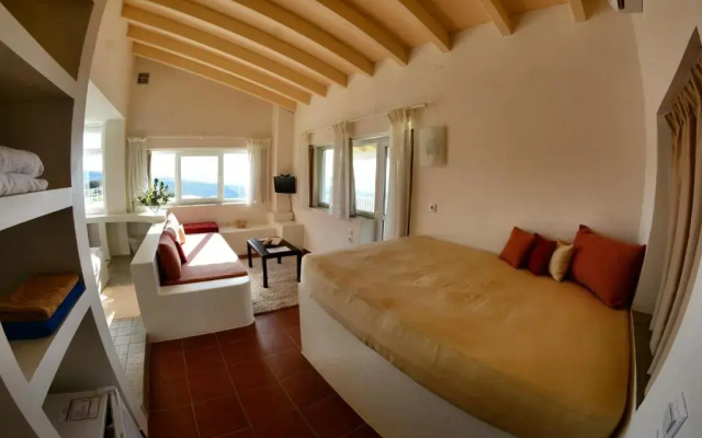Golden Sea View Suites