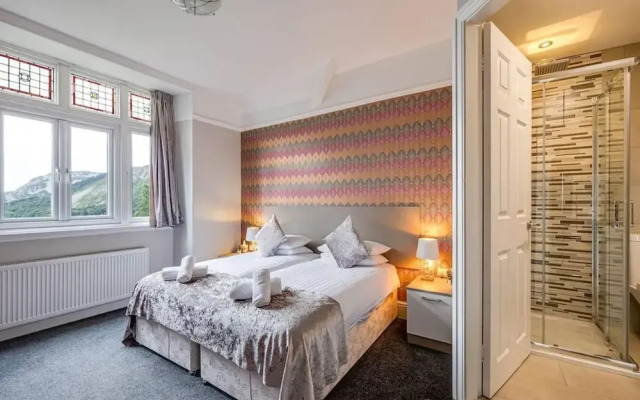 Delightful Holiday Home With sea Views and Hot Tub